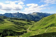 15 Vista sulla Valle di Carisole e verso i monti dei Laghi Gemelli